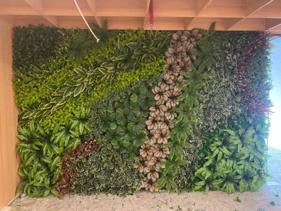 Thi Công Cắm Cỏ Treo Tường Tại Tòa Chung Cư Vinhome Smart City